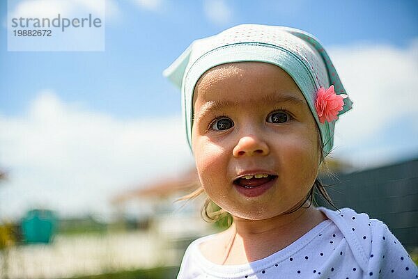 Porträt eines sehr süßen kleinen Kindes mit großen Augen. 1 Jahr altes Baby Mädchen. Baby Entwicklung Konzept. Kopieren Raum