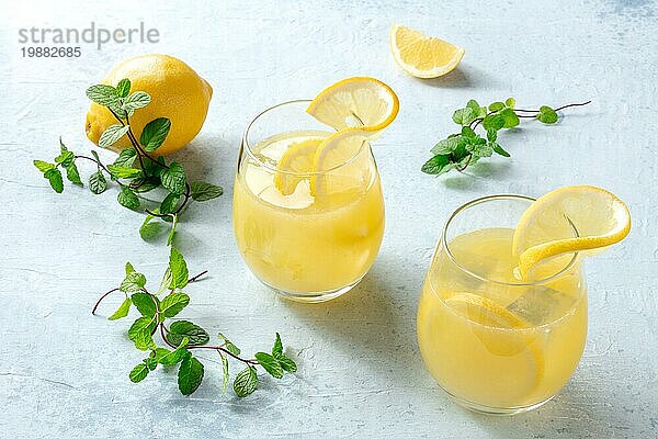 Limonade. Hausgemachtes frisches Getränk mit Zitrone und Minze  mit Eis. Frisches Zitrusgetränk. Erfrischender Bio Eistee. Gesunde Sommer Detox Diät