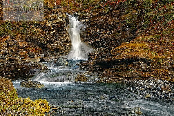 Wasserfall bei Björkliden  Herbststimmung  Kiruna  Norrbottens län  Lappland  Nordschweden  Schweden  Europa