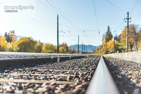 Landschaft einer alten verlassenen Eisenbahn im Herbst. Warmes Licht  nachhaltiges Reisen