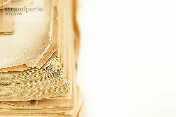 Close up Makro alten Buchseiten Vintage Textur auf weißem Hintergrund mit Kopie Raum  Platz für Text
