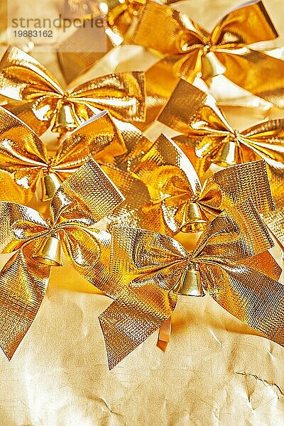 Viele goldene Schleifen auf Papier Hintergrund