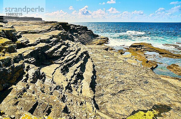 Der Kilkee Cliff Walk ist eine landschaftlich reizvolle  2 bis 3 Stunden dauernde (8 km)  mittelschwere Rundwanderung entlang der Kilkee Cliffs  die am Diamond Rocks Café  Pollock Holes Parkplatz  beginnt