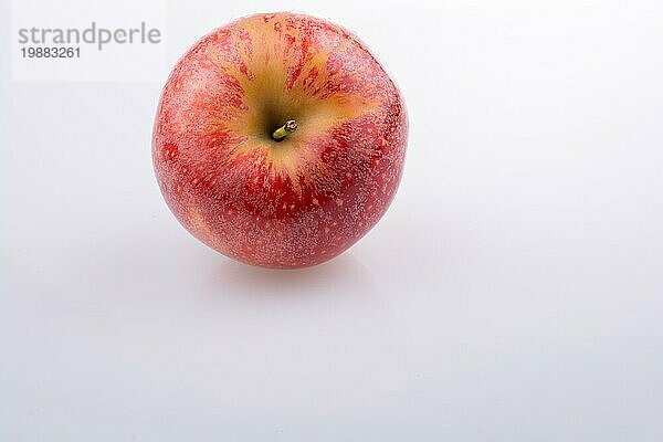 Frischer roter Apfel auf weißem Hintergrund