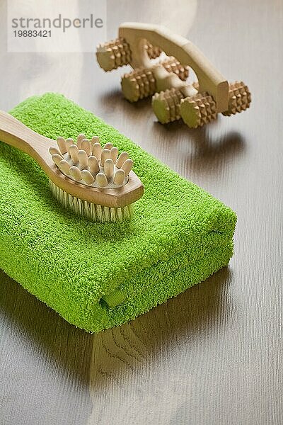 Massagegerät und Haarbürste mit Handtuch