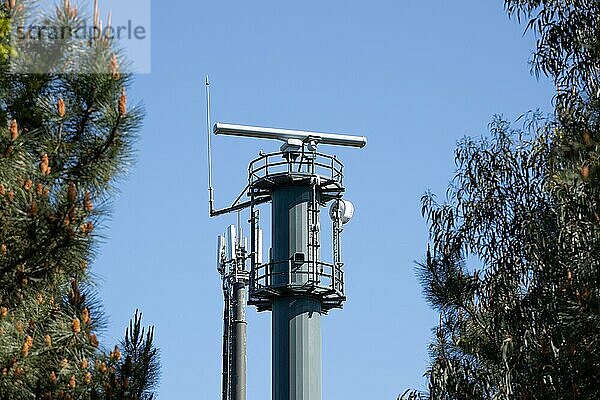 Küstenüberwachungsradarsystem im Wald. Meeresüberwachungsstation. Raum kopieren