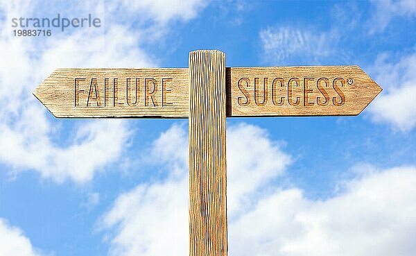 Scheitern oder Erfolg Konzept. Hölzerne Wegweiser mit Nachricht auf Himmel Hintergrund
