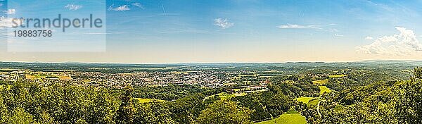 Panorama von Leibnitz in der Südsteiermark in Österreich. Landschaft des Leibnitzer Gebiets vom Kogelberg aus. Touristisches Ziel  Grüne Hügel mit Weinreben und Bergen