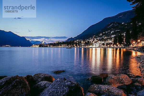 Schöne Nachtlandschaft mit niedlichem kleinen Dorf  Gardasee  Italien. Steine im Vordergrund