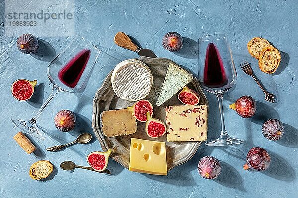 Wein und Käse. Rotwein und eine Vielzahl von Käsesorten wie Brie  Blauschimmelkäse  Süßkäse  Schweizer Käse. Verkostung und Paarung. Flachbildaufnahme von oben
