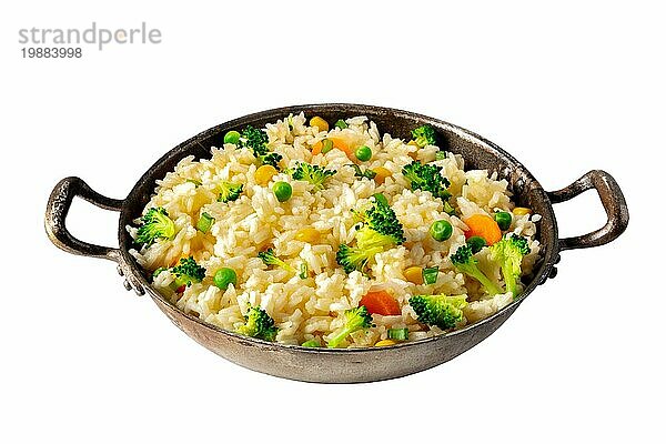 Gemüsereis in einer Pfanne  vor einem weißen Hintergrund mit einem Beschneidungspfad. Brokkoli  grüne Erbsen und Karotten  Biolebensmittel einfaches Rezept
