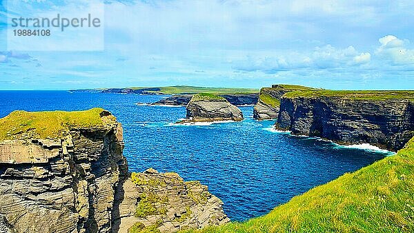 Der Kilkee Cliff Walk ist eine landschaftlich reizvolle  2 bis 3 Stunden dauernde (8 km)  mittelschwere Rundwanderung entlang der Kilkee Cliffs  die am Diamond Rocks Café  Pollock Holes Parkplatz  beginnt