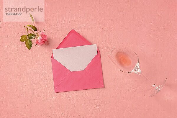 Romantische Karte oder Einladung mock up  ein Overhead Flachlegung Schuss mit einer rosa Rose und ein Glas Rosenwein  getönten Bild