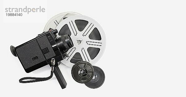 Vintage Super 8 Kamera und Filmrollen auf weißem Hintergrund. Kinofilm Hintergrund. Kopierraum