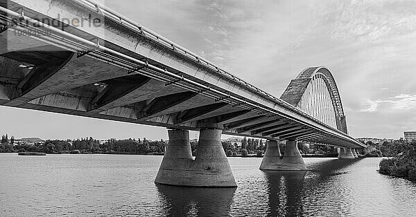 Ein Schwarzweißbild der Lusitania Brücke in Bridge