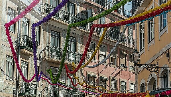 Ein Bild der traditionellen Dekoration des Festes im Alfama Viertel (Lissabon)