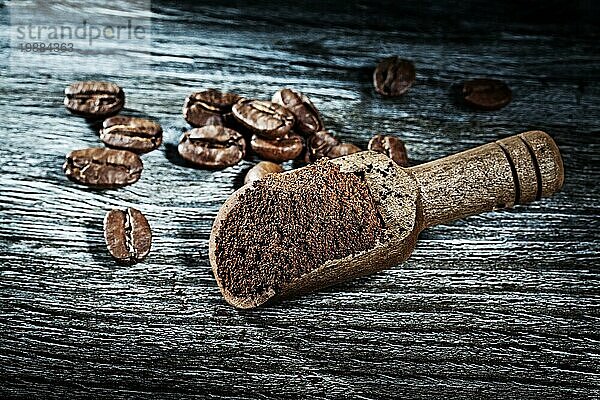 Kaffeeschaufel Bohnen auf Holzbrett Draufsicht