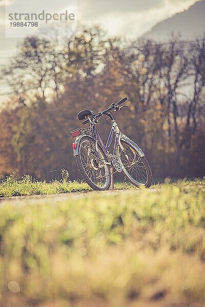 Abgestelltes Fahrrad auf einem Feld  Herbstzeit