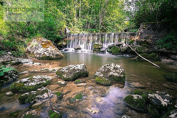 Schöner Bergwasserfall im Wald  Langzeitbelichtung. Österreich