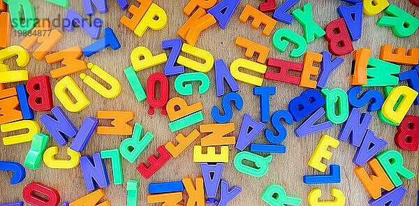 Nahaufnahme von bunten Spielzeugbuchstaben im Kindergarten
