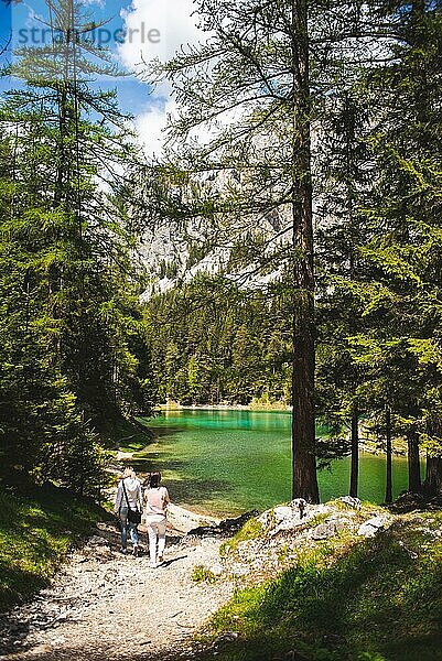 Grüner See  Steiermark  Österreich.16.05.2017: Gruner See Ausflugsziel  Touristenziel. Vertikales Foto  zwei junge Mädchen gehen in Richtung See