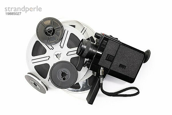 Vintage Super 8 Kamera und Filmrollen vor weißem Hintergrund. Film Film Hintergrund