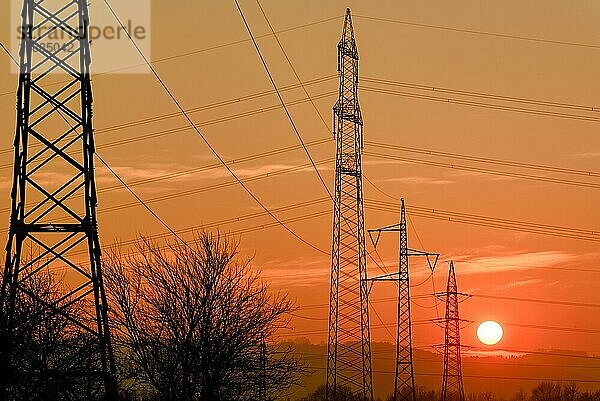 Wasserkraft elektrische Spannung Post gegen rot orange Sonnenuntergang Himmel mit Sonne niedrig abobe Horizont. Silhouette Hintergrund alternative Energiekonzept