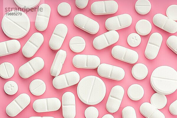 Medizinische Pillen auf rosa Hintergrund. Ansicht von oben