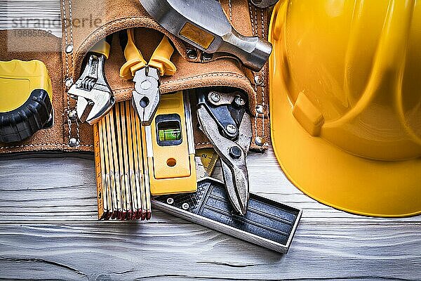 Sicherheit Gebäude Helm toolbelt auf Holzbrett Konstruktion Konzept