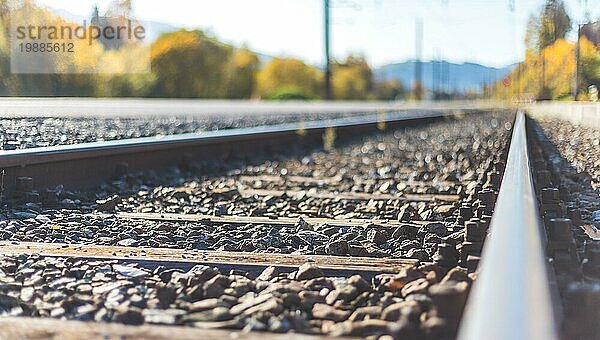 Landschaft einer alten verlassenen Eisenbahn im Herbst. Warmes Licht  nachhaltiges Reisen