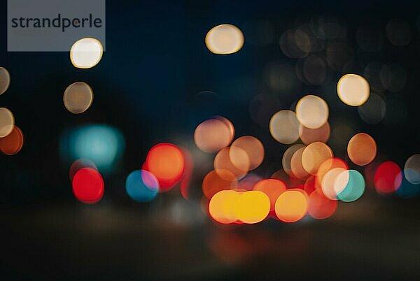 Bokeh Straßenlaternen in der Nacht  verschwommen Stadtverkehr Farben Hintergrund