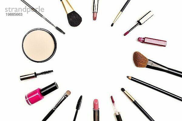 Make up Pinsel  Bleistift  Lippenstift und andere Objekte  die einen Rahmen auf einem weißen Hintergrund bilden  mit Kopierraum. Eine Vorlage für eine Visitenkarte oder einen Flyer eines Make up Künstlers