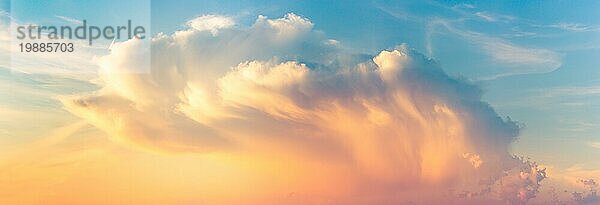 Natürlicher Hintergrund des farbenfrohen Panoramahimmels mit (Kumulus) Wolken  während der Zeit des Sonnenaufgangs und Sonnenuntergangs