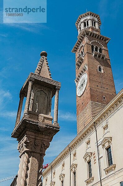 Ein Bild des Torre dei Lamberti  gesehen von der Piazza Delle Erbe