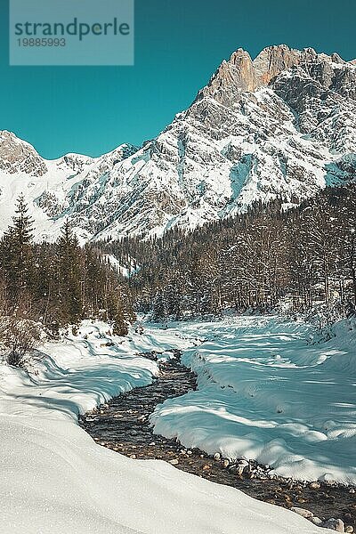 Idyllische Winterlandschaft: atemberaubende Bergkette  schöner Fluss  verschneite Bäume und blaür Himmel