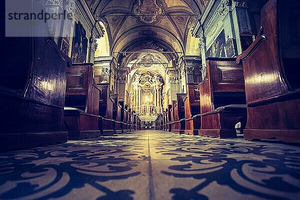 Beeindruckende katholische Kirche in Italien mit antiken Holzbänken und einem schönen Altar