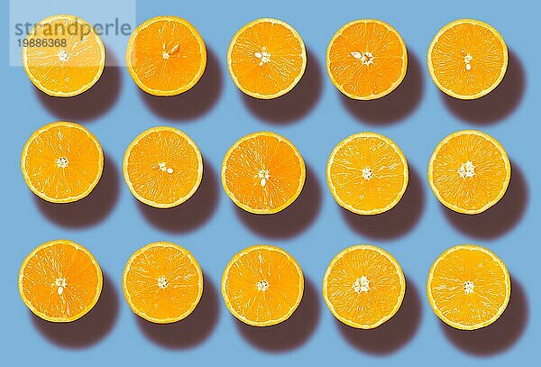 Hintergrund von halb geschnittenen Bio Orangen auf blauem Hintergrund