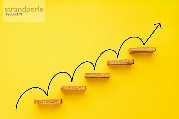 Steigender Pfeil auf einer Treppe auf gelbem Hintergrund. Wachstum  wachsendes Geschäft  Erfolgsprozesskonzept. Kopieren Raum