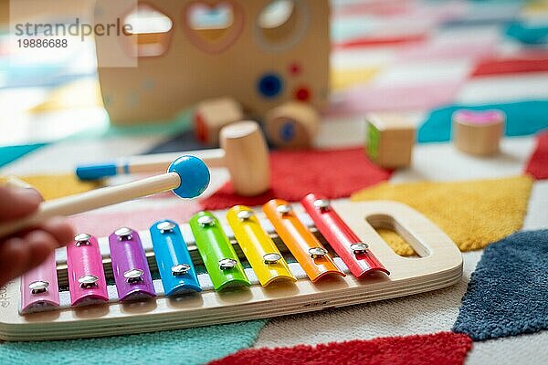 Junges Kind Spielzeug Konzept: Close up von stilvollen hölzernen Kleinkind Spielzeug im Kinderzimmer