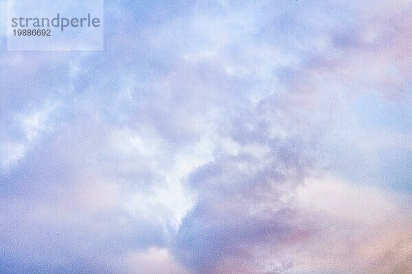 Abstrakter romantischer Pastell Hintergrund. Lila Himmel  getöntes Bild