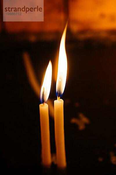 Brennende Kerze macht Licht im Blick