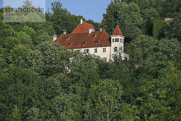 Schloss Klingenstein  historisches Gebäude  Architektur  Bäume  üppiges Grün  friedlichen  idyllische Landschaft  Schlösschen im Blautal  Blaustein  Baden-Württemberg  Deutschland  Europa