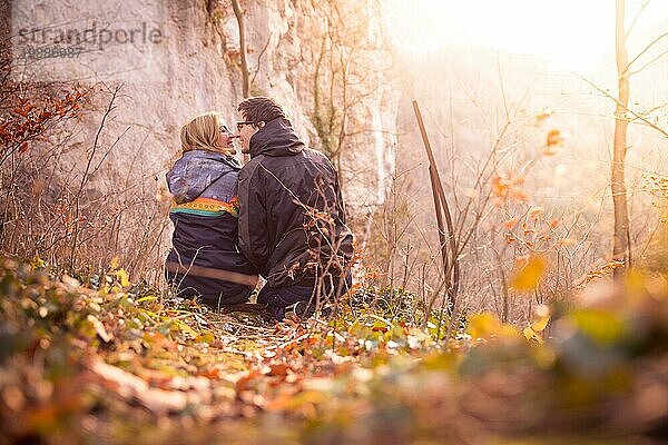 Verliebtes Paar genießt die Aussicht auf die Berge  schöne Landschaft mit Sonnenuntergang  Herbst