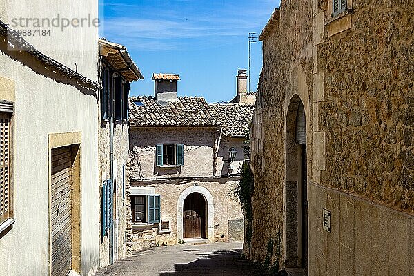 Kleine Straßen und Häuser im Dorf Campanet im Norden von Mallorca
