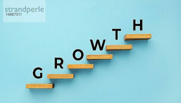 Wachstum Wort auf Treppe auf blauem Hintergrund. Wachsendes Geschäft  Erfolgsprozesskonzept. Kopieren Raum