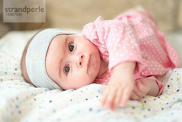 Close up Porträt eines schönen Babys auf hellem Hintergrund. Nev geboren Konzept