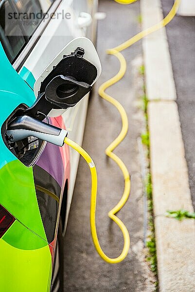 Graz  Österreich  24.06.2020: Modernes Elektroauto EV Car an der Ladestation angeschlossen. Neue Energiefahrzeuge  umweltfreundliche alternative Energie für Autos  Europa