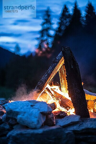 Lagerfeuer im Wald im Sommer  Camping mit Freunden. Platz kopieren