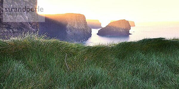 Der Kilkee Cliff Walk ist eine landschaftlich reizvolle  2 bis 3 Stunden dauernde (8 km)  mittelschwere Rundwanderung entlang der Kilkee Cliffs  die am Diamond Rocks Café  Pollock Holes Parkplatz  beginnt