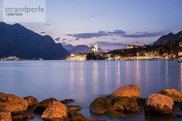 Schöne Nachtlandschaft mit niedlichem kleinen Dorf  Gardasee  Italien. Steine im Vordergrund